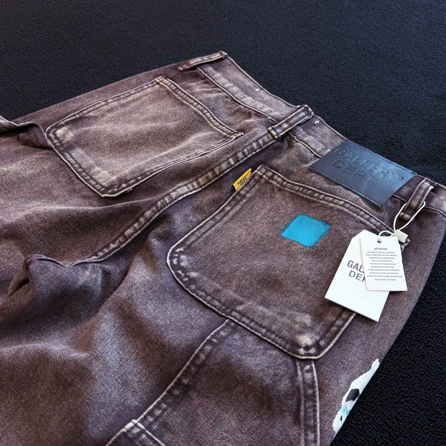 P230 model number: D404 GALLERY DEPT micro-flared distressed distressed jeans, three-dimensional version, loose and comfortable, not picky about body shape, factory precision, original factory quality control, same style for men and women, can be matched with couples, versatile recommendation, must-have denim for all seasons, made of heavy-duty washed pure cotton denim fabric. After washing, it is soft and thick, very stylish when worn. Size: 28, 30, 32, 34, 36 (S-XXL) Color: Splicing Size reference # 28 pants length 100 waist 72 30 pants length 102 waist 76 32 pants length 104 waist 80 34 pants length 106 waist 84 36 pants length 108 waist 88